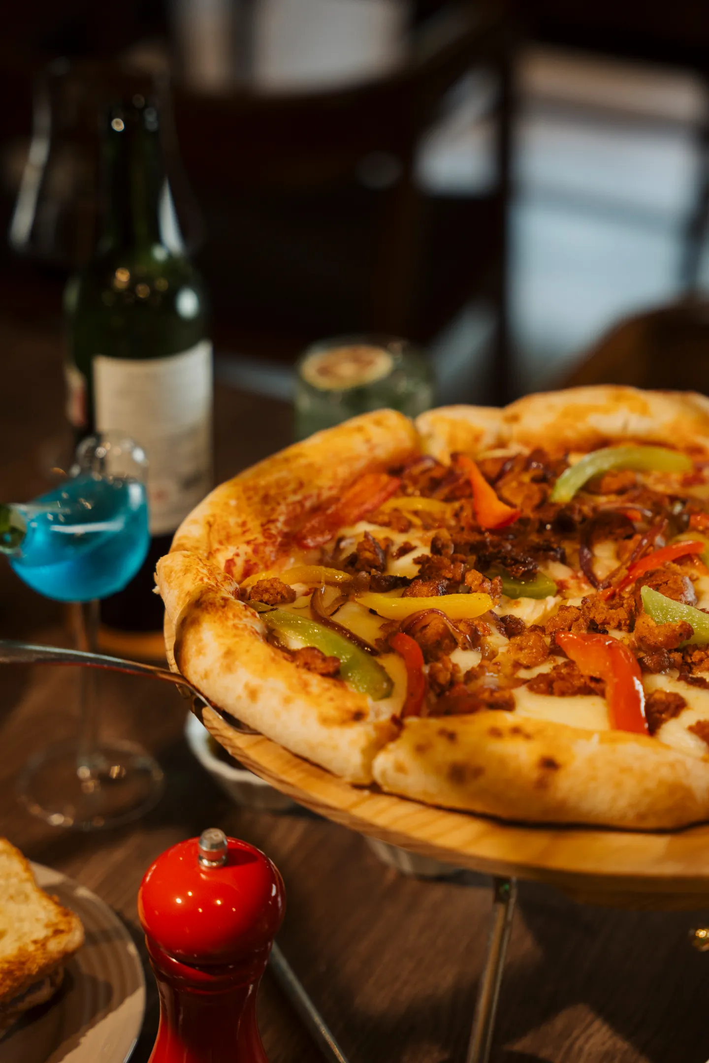 pizza con vegetales y capa de queso