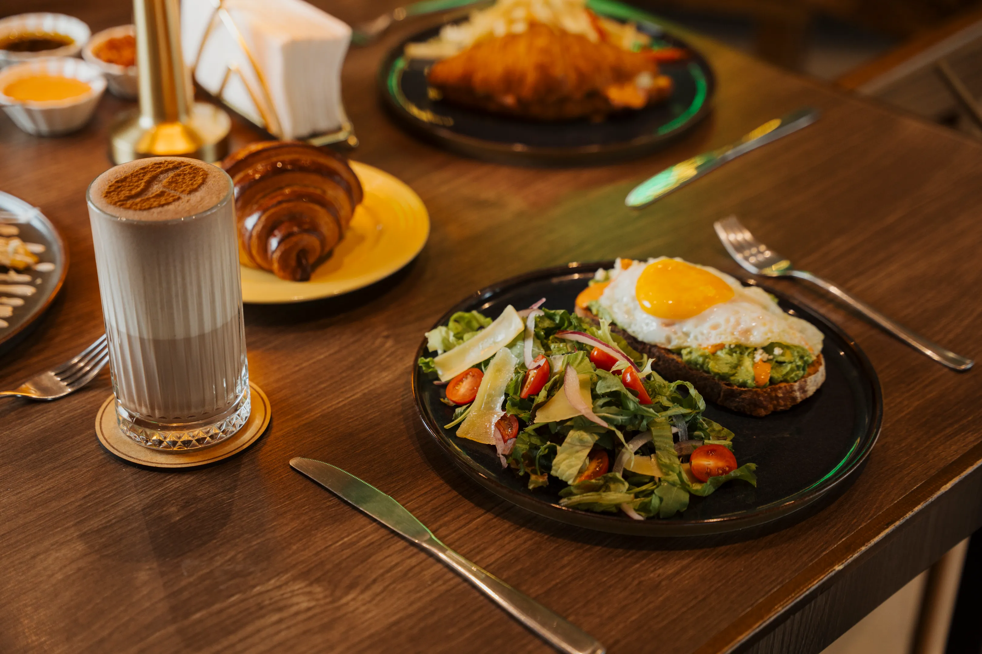 ensalada con mollete, aguacate, tomate y huevo; y un chocomilk con canela